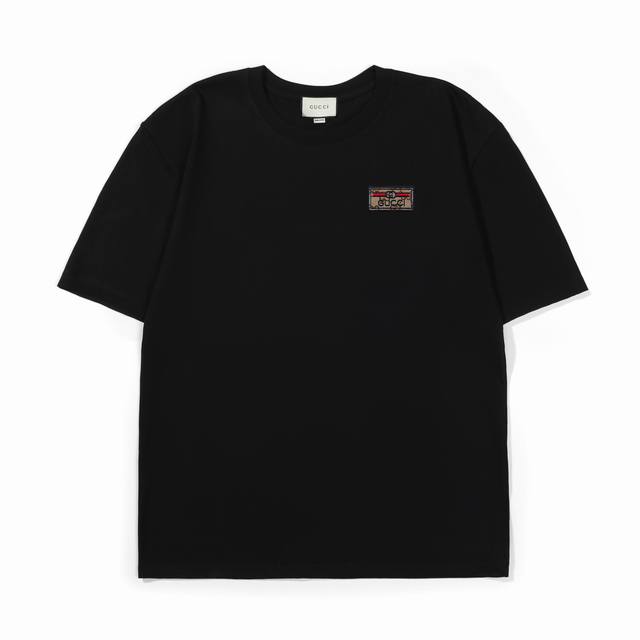 供 Gucci古驰徽标刺绣棉质短袖T恤 定制主标 辅料 水洗齐全 品牌刺绣小标 甄选250克32支紧密纺双纱纯棉面料 质感厚实但是透气性良好 高品质立体印花 有