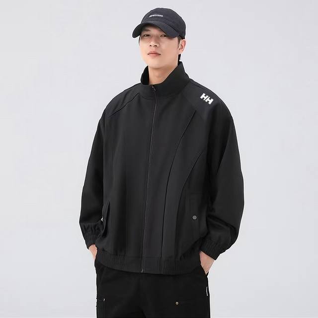 上新 Hellyhansen Hh海丽汉森情侣款轻量防水立领户外夹克外套 线上2000+ 超有辨识度的运动设计风格，让您的衣品不在大众化，都市休闲通勤时也能完美