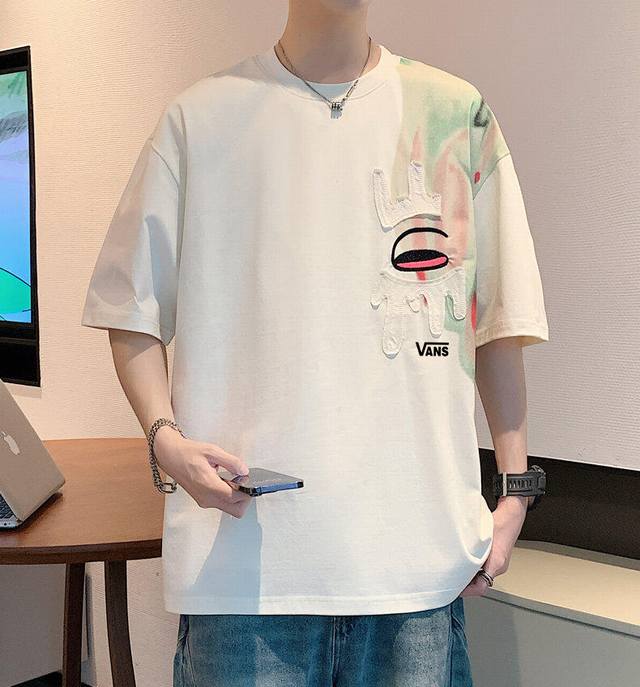 上新 #万斯Vans柜子同步时尚达人同款情侣短袖 男女同款 情侣款 客供柔棉面料 亲肤宜人 透气舒适 进口康丽数码直喷工艺 色泽清晰 质感无敌 大厂做工 链条机