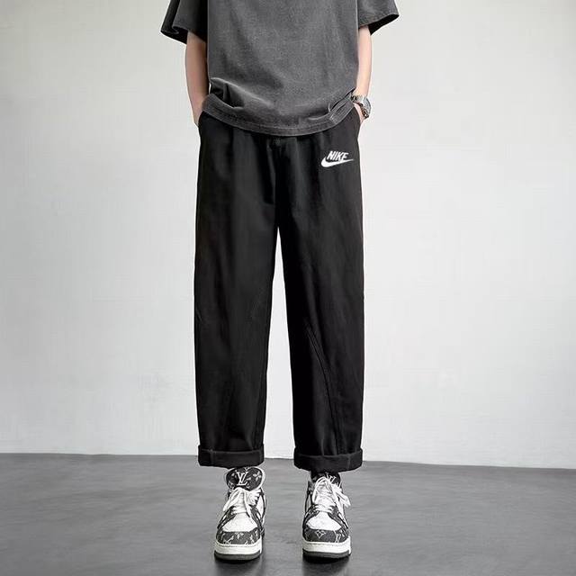 上新 Nike 耐克限定工装裤，男女同款，纯棉休闲裤，品质，小红书主播推荐，上身质感满满，版型立体，完美修饰腿型，街头风十足，情侣闺蜜可搭！ 颜色：黑色 军绿色