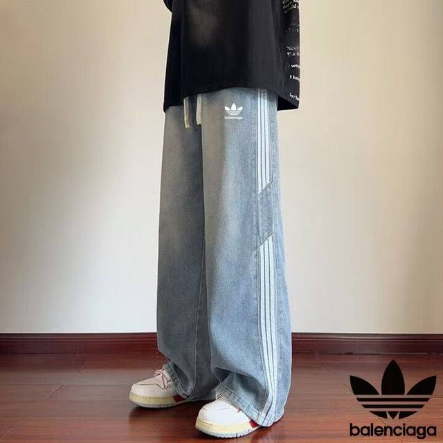 上新 Adidas 阿迪达斯&Balenciage 巴黎世家联名拼接牛仔裤， 男女同款 海外限量款纯色工装牛仔裤，25Aw巴黎世家最新款，简约大方日常通勤首选，