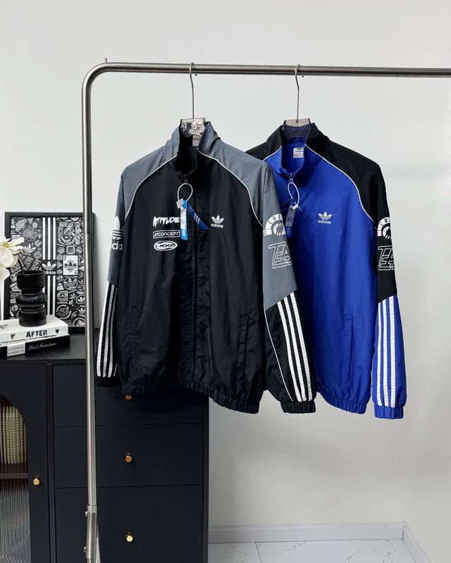 Adidas阿迪达斯三叶草王安宇同款机车风夹克运动薄外套 出众科技材料质感，利落的短宽剪裁，配上裁片设计、反光条纹，让这件单品具有 毫不费力的先锋感 ，适合搭配
