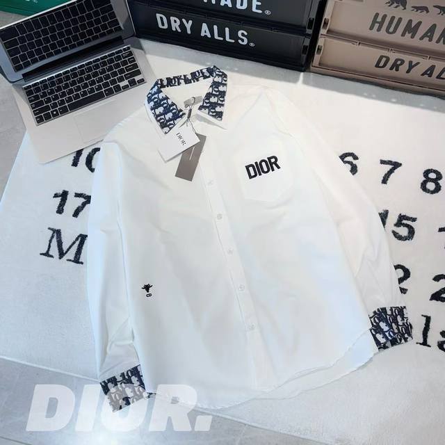 拿货 -Dior 迪奥字母刺绣Logo长袖衬衫 -面料：采用原版一比一面料。 -辅料：原版拆解开发，一比一定制的小标，领标，水洗，吊牌，五金等等。 -工艺：原版