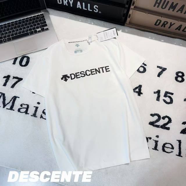 拿货 -Descente迪桑特胸前硅胶字母短袖 男女同款 -面料：采用原版一比一面料。 -辅料：原版拆解开发，一比一定制的小标，领标，水洗，吊牌，五金等等。 -