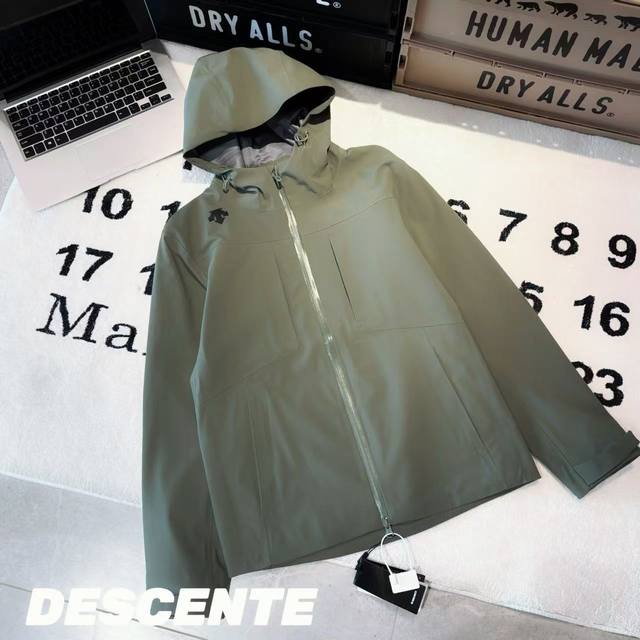 拿货 -Descente迪桑特 25Ss 硬壳连帽防水冲锋衣 -面料：采用原版一比一三防面料。 -辅料：原版拆解开发，一比一定制的小标，领标，水洗，吊牌，五金等