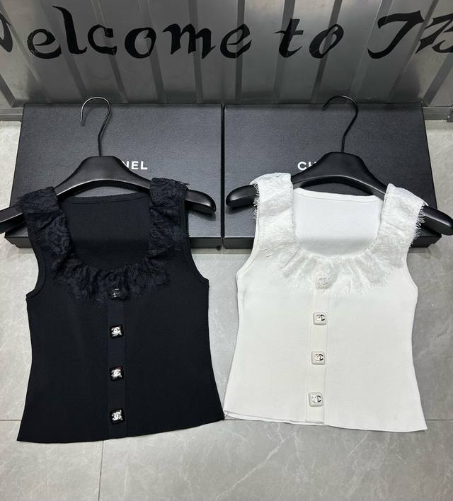 Chanel香奈儿小香定制双C方扣蕾丝领针织背心 款号：25670104213 颜色：黑色 白色 尺码：均码 80-125斤