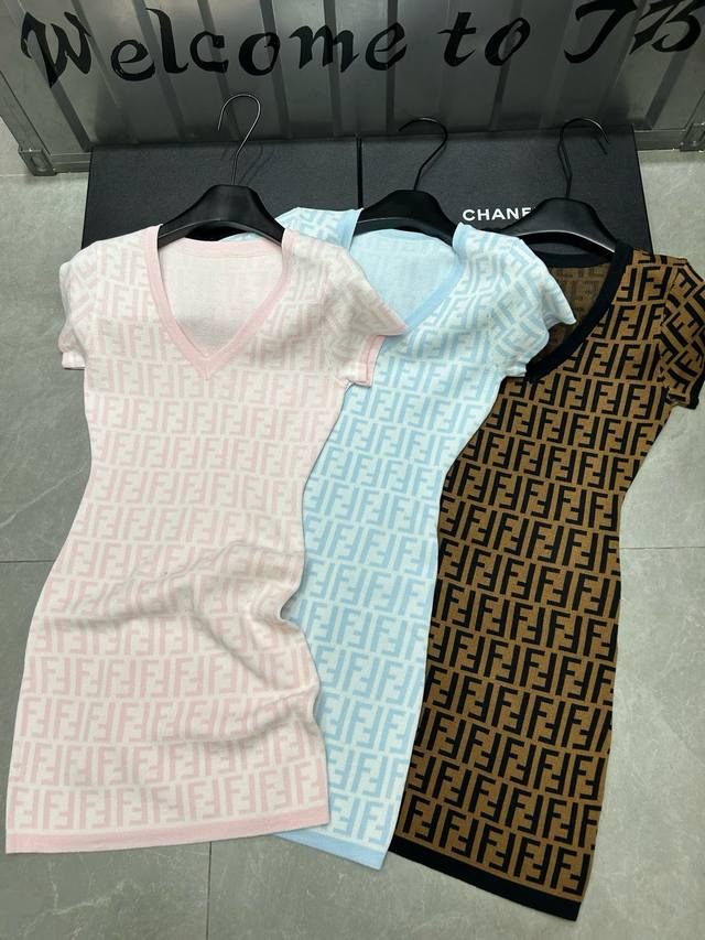 Fendi芬迪老花双F字母提花V领短袖针织连衣裙 款号：25670104206 颜色：粉色 蓝色 咖色 尺码：均码 80-125斤