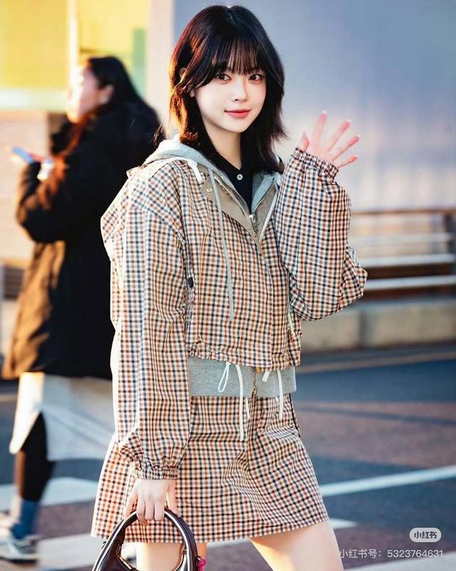 新品上新外套 半裙130 Miu Miu 缪缪 格子连帽外套半裙套装 高级定制 Miumi*缪缪2025新品上架 格子连帽外套短裙 定制Yb棉质与环保再生尼龙材