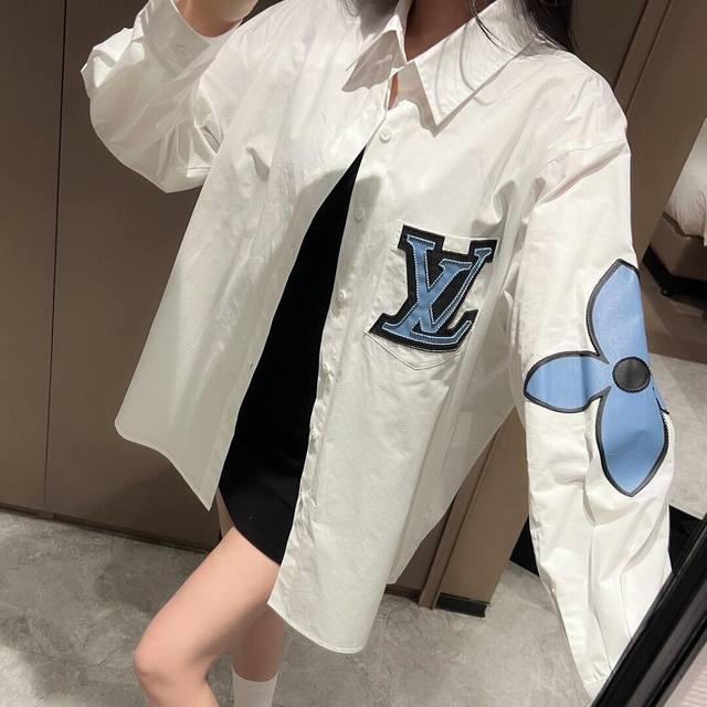 新品上新 Louis Vuitto* 重工线绣花衬衫 高级定制 驴家今年的衬衫配色有点小清新噢 无法拒绝这个高级蓝 很显白 松弛感 优雅感 蓝白配色 干净清爽