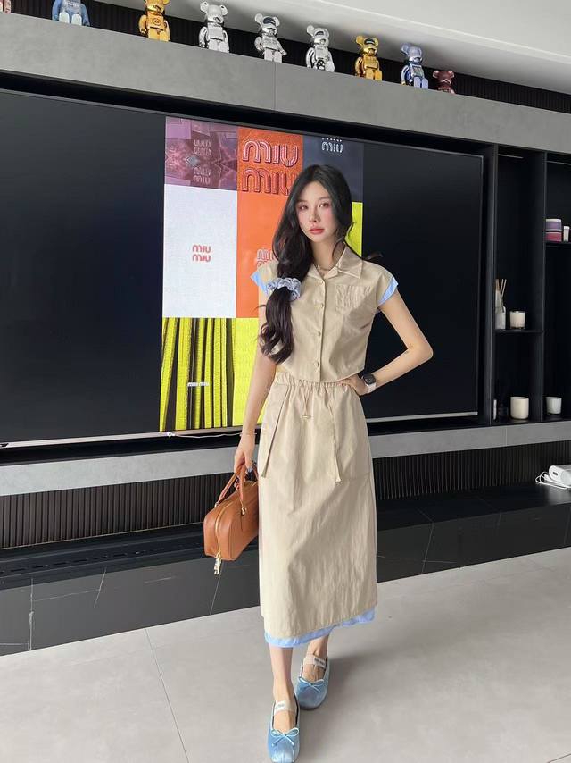 新品上新 Miu Miu 缪缪 撞色衬衫半身裙套装 高级定制 Miumi* 缪缪撞色衬衫半身裙套装，字母贴布绣花装饰 上身显高级 颜色:蓝色 卡其色 码数：Sm