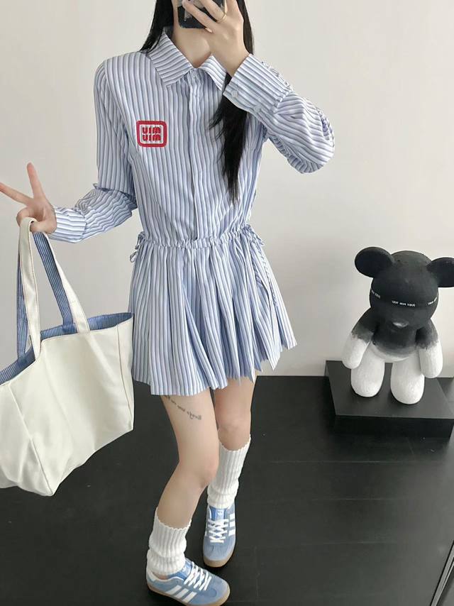 新品上新 Miu Miu 缪缪 字母刺绣条纹连衣裙 高级定制 Miumi*缪缪 25Ss早春新款条纹连衣裙 显瘦百搭 蓝色超级显白 面料舒适 透气 超级好看 尺