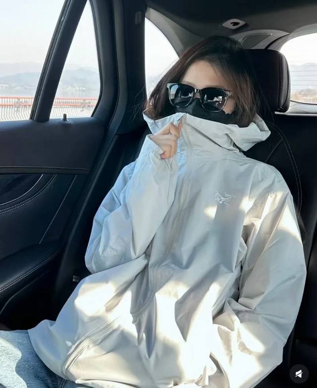 大版型 Arc'teryx 始祖鸟 六色顶级Solano Hoody城市通勤系列春秋防风式连帽软壳外套上衣 简洁设计：该冲锋衣的设计简洁大方，没有过多的装饰和复