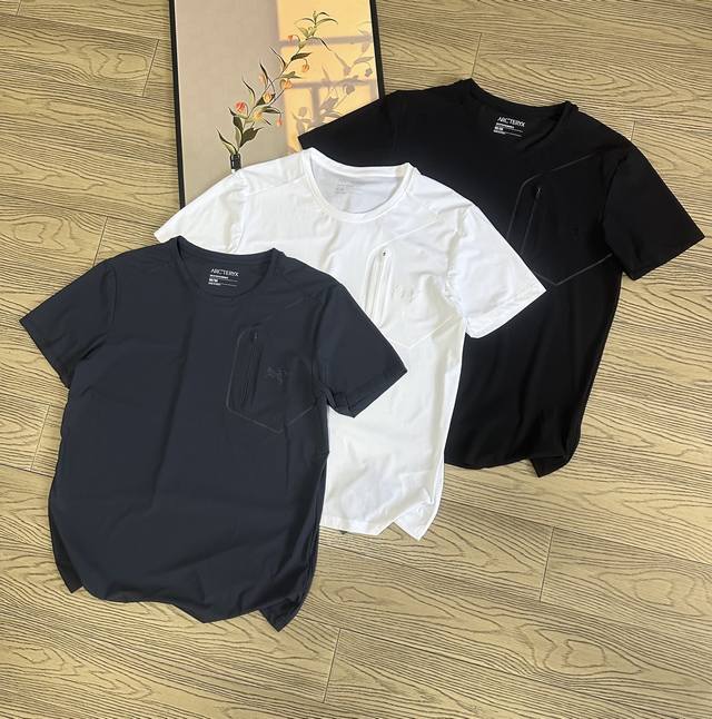 Arc'teryx 始祖鸟夏季小Logo刺绣冰丝速干透气短袖T恤 采用新品冰丝速干面料，不褪色不变形不缩水手感超级柔软 ，超适合夏天，柔软光滑 上身柔和舒适，活