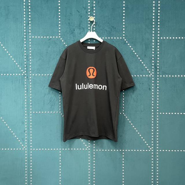 露露 Lulu 25Ss 前胸红色大Logo发泡印花短袖T恤 Lu060 轻奢主义 男女日常通勤穿搭必备单品 正确版本 随意对比 详细特征 260克 % 纯棉双
