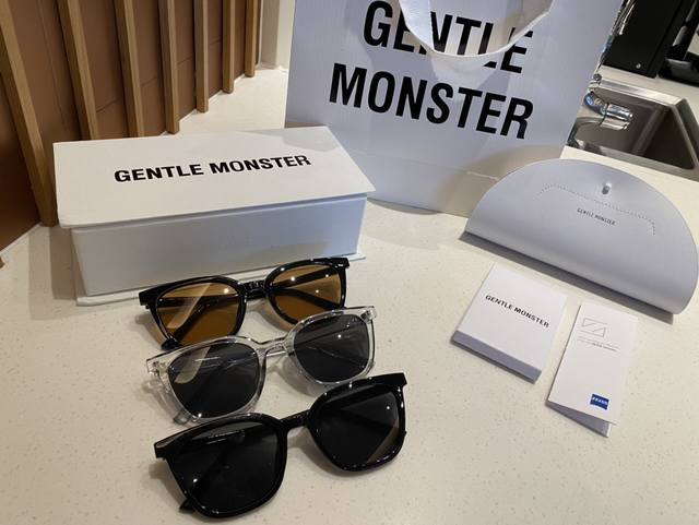 拿货 配专柜包装盒手袋！Gm Tomy墨镜Gentle Monster 爆款Tomy 原谅 方脸的福音！很Chic很时髦，洋气的茶色非常显白 男女都戴！Tomy