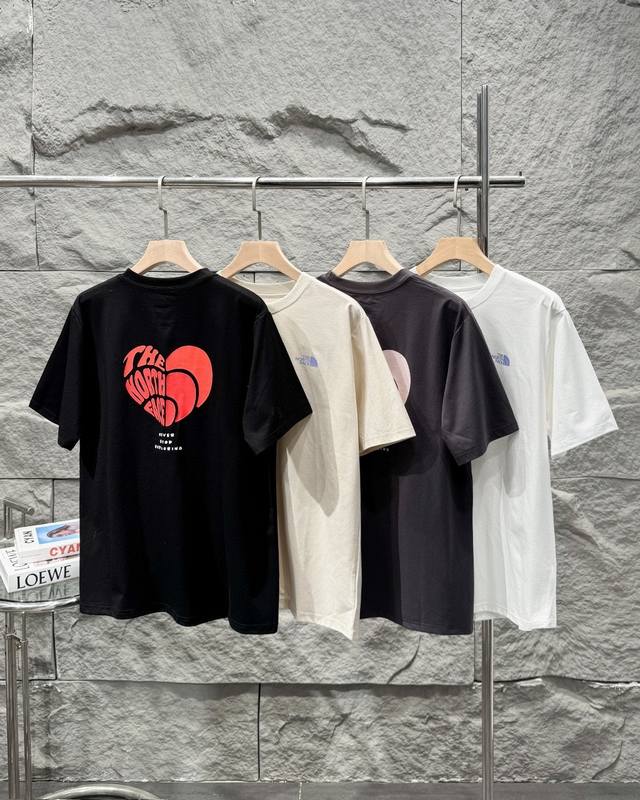 拿货 Thenorthface：北面2025春夏情侣款印花宽松休闲短袖运动 爆款来袭 又到了穿的短袖的季节啦！ 北北这款大Logo落肩袖T恤也太赞了吧！ 胸前小