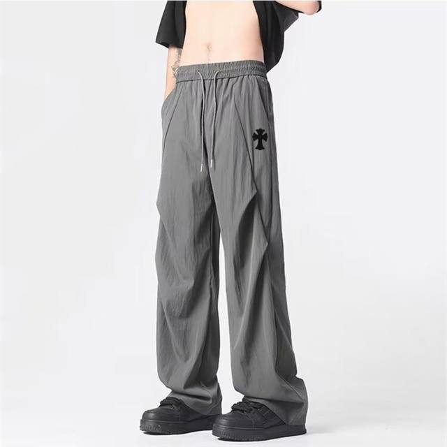 上新发 Chrome Hearts克罗心海外版25Ss夏季新款新款高品质休闲运动速干裤伞兵裤 裤子版型宽松 细节完美 采用水洗工装纯棉面料耐磨耐脏 立体裁剪宽松