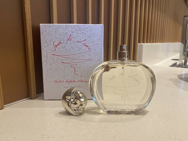 上新！ ，专柜版～希思黎缘月Sisley Soir De Lune,2006 规格：100Ml。 香调:花香西普调 前调：肉豆蔻芫荽橘子胡椒香柠檬 中调：含羞草
