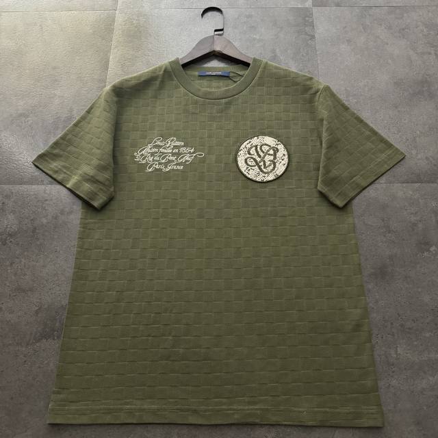 爆款推荐 Lv 路易威登2025新款纯色圆领提花刺绣短袖T恤 高版本高品质原版面料 网红明星同款 50支双股跟原版面料300克 棋格提花+小标刺绣工艺 手感非常