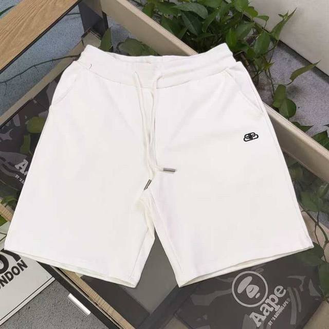上新 款号：Qd24103 2025新款Balenciaga巴黎世家刺绣字母锁扣图案绣花情侣毛圈五分短裤，采用360G重大毛圈面料，质感一流，作为当下超火的品牌
