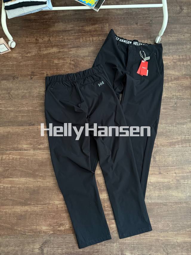 Hellyhansen Hh 春季男款Trad U弹力防泼水轻量化薄款梭织长裤， 户外休闲款，小直筒造型！款式简约，实则整条裤子充满细节。 左侧实用性拉链口袋
