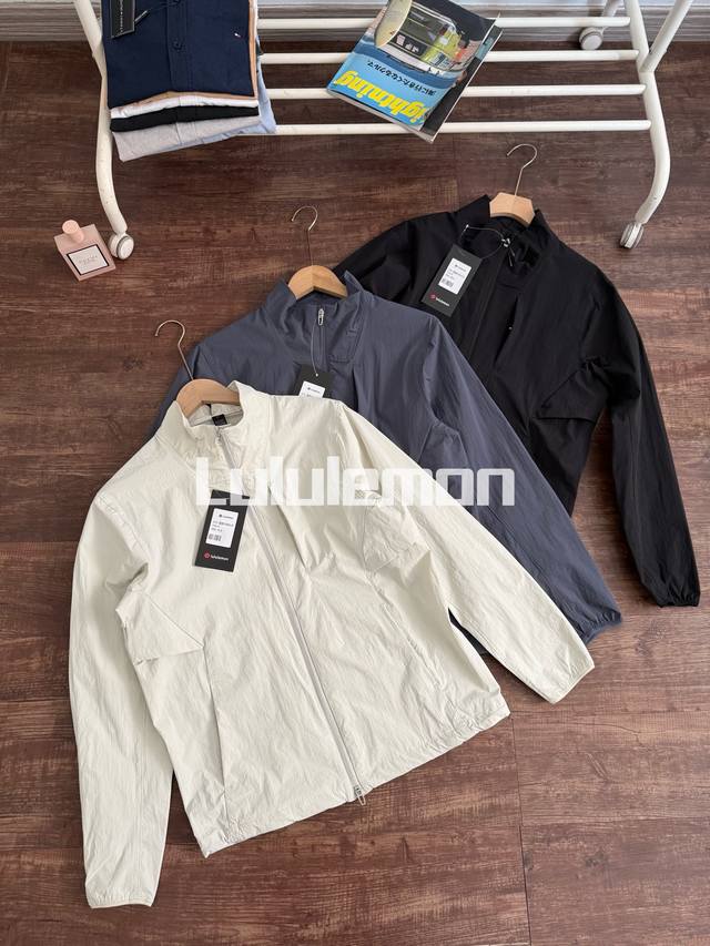 颜色：黑色 米白 蓝色 尺码：M到3Xl 25最新春款露露Sojourn系列轻量化防风防水立领通勤款夹克 线上1000+ 露家最核心的就是玩面料！定制梭织微皱