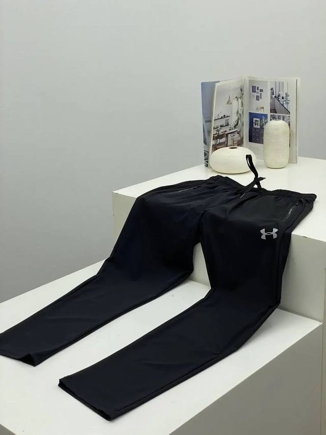 上新 锦纶天丝 冰爽十足Ua安德玛夏季柜子爆款三色休闲运动轻薄速干弹力裤，柜子售价1050 微收口版型满足日常搭配！进口锦纶天丝速干弹力面料柔软透气舒适，脚口拉