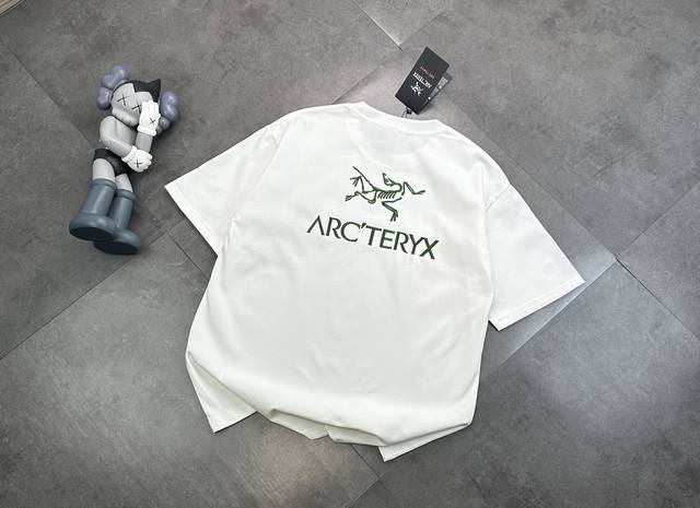 潮牌Arcteryx始祖鸟墨绿色限定刺绣短袖T恤，Arctertx今年势不可挡，颠覆传统的户外设计。 采用百分百380克纯棉双纱面料，质感柔软顺滑，保持了始祖鸟