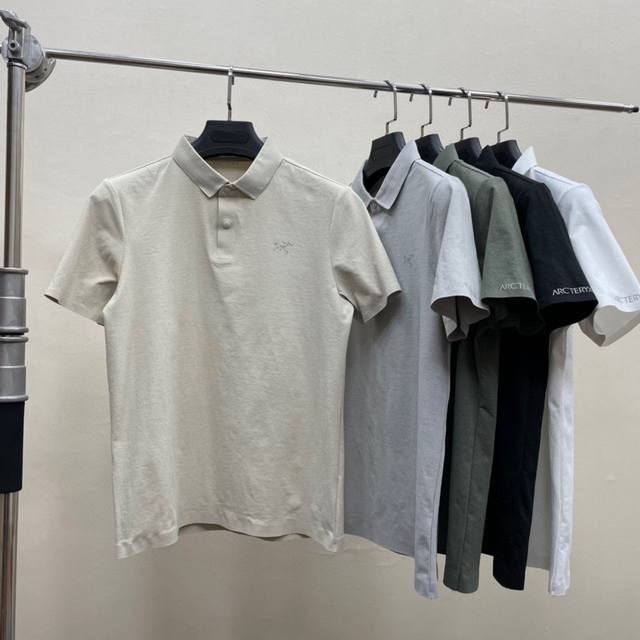 供 。始祖鸟鸟25夏季新品！男士户外运动休闲轻量透气速干无痕压胶凉感Polo衫短袖！线上线下同步！面料采用今年最新的棉质+植物纤维草本混纺而成！手感细腻亲肤接触