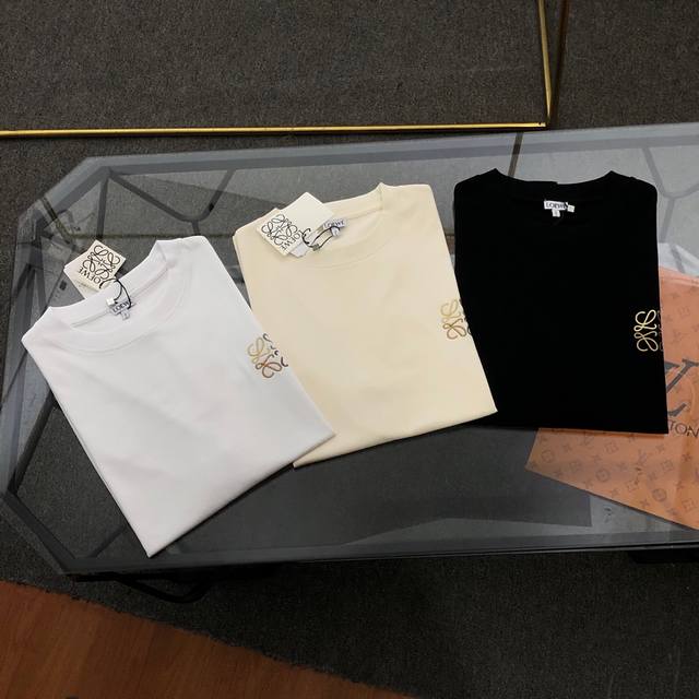 Loewe罗意威2025春夏新款刺绣Logo圆领领短T 高版本高品质原版面料 网红明星同款 胸前立体刺绣工艺，面料为260G纯棉面料，手感非常舒服 超级百搭好看
