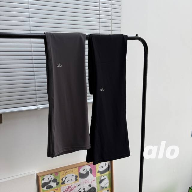 Aloyoga高腰微喇叭裤显瘦反光字母提臀紧身健身瑜伽运动外穿长裤，常规款！款号：2510# 瑜伽爱好者们注意啦！这款Alo高腰微喇叭裤显瘦反光字母提臀紧身瑜伽