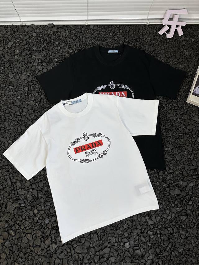 普拉达Prada男女同款创意环形绳结1986品牌Logo短袖宽松休闲时尚百搭T恤纯棉 - 时尚达人们，想在穿搭上展现独特创意吗？这件普拉达短袖T恤就是你的时尚神