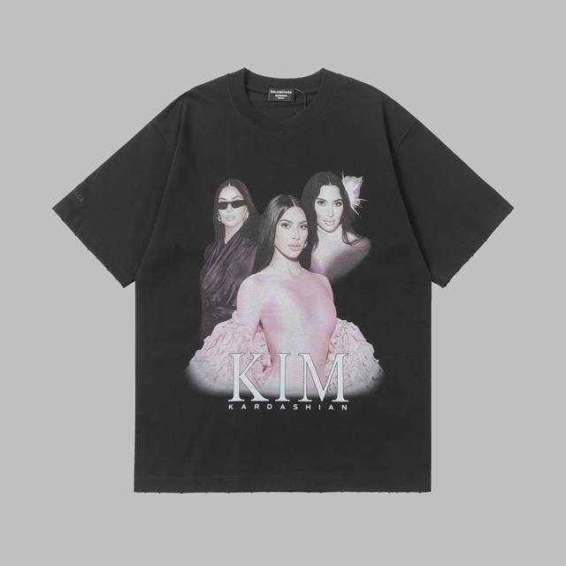 来自Balenciaga25系列 品牌大使T恤必须安利！ 面料采用高克重，水洗棉，300 克 不同款式印着对应明星的形象，Balenciaga×卡戴珊、代言人形