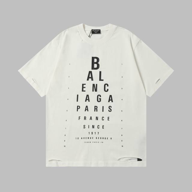 来自Balenciaga 25Ss 新品 巴黎视力表短袖T恤，320 克 太绝了，字母数字印花视力表磨烂做旧.成衣多位做旧磨烂 ，面料采用定织定染全棉双纱，布面