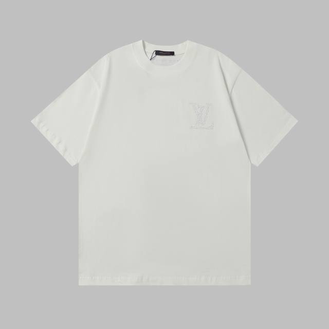 Louis Vuitton Lv 新款 珍珠烫钻字母Logo短袖，独特设计，每颗珍珠、每粒水钻都排列整齐，牢固不易脱落，光泽度拉满，走到哪儿都闪闪发光，仔细看，