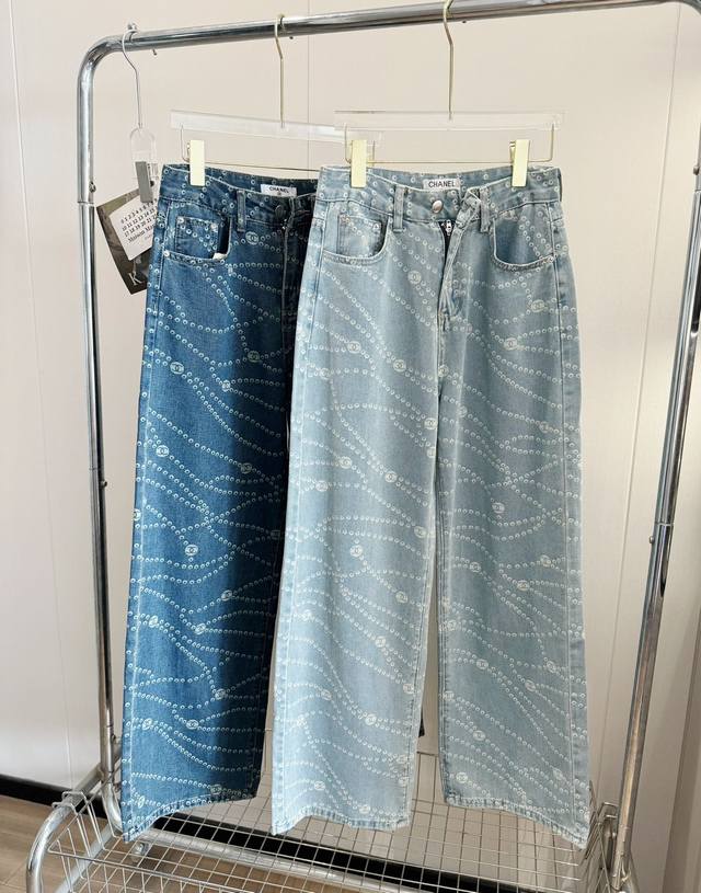 品名：*小香珍珠链条印花牛仔阔腿裤 尺码：S.M.L 颜色：浅蓝色 深蓝色 *专柜最火珍珠牛仔裤，超级超级难买到的一条，腔调感爆棚深色浅色都好搭配，近期大热门。
