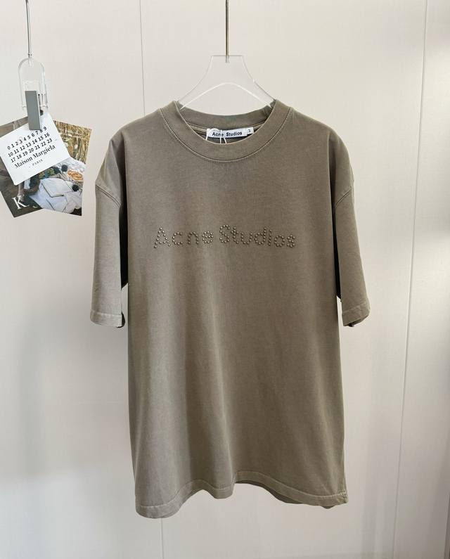 品名： 洗水版 Acn* Studios 废土风铆钉水洗短袖T恤 尺码：M.L.Xl 颜色：亚麻色 Acn* Studios 废土风短袖T真的很绝，很洋气的橄榄