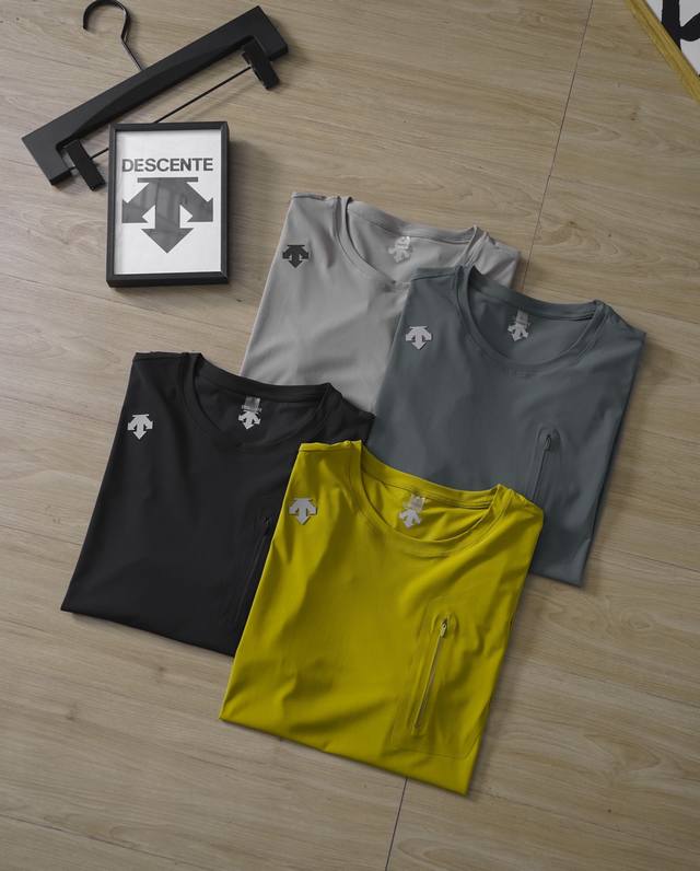 Descente 迪桑特四色机能三防面料速干T桖 休闲户外 吸湿 冰感排汗速干T桖这款圆领衫设计简约，适合各种高强度活动时穿着。弹性面料 ，舒适透气，可迅速吸湿