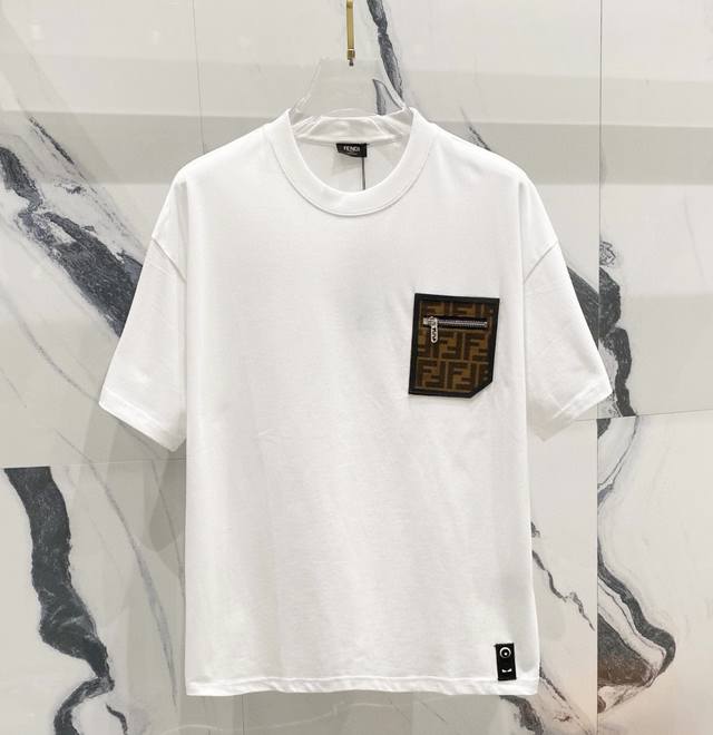 顶级复刻 Fendi 芬迪原版口袋款T桖， 25Ss春夏高端欧版新品，官网旗舰店同步开售，Logo拉锁真口袋，原版双F梭织面料Pu包边，无色差，定制五金，原版面