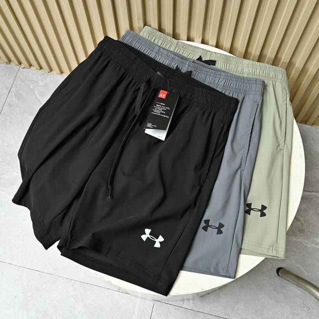 安德玛强森同款三色轻薄运动短裤腰部松紧舒适不勒 尺码:M,L,Xl,2Xl,3Xl 黑色，灰色，豆绿， 极品梭织弹力面料，手感顺滑速干排汗轻薄透气， 而且还具抗