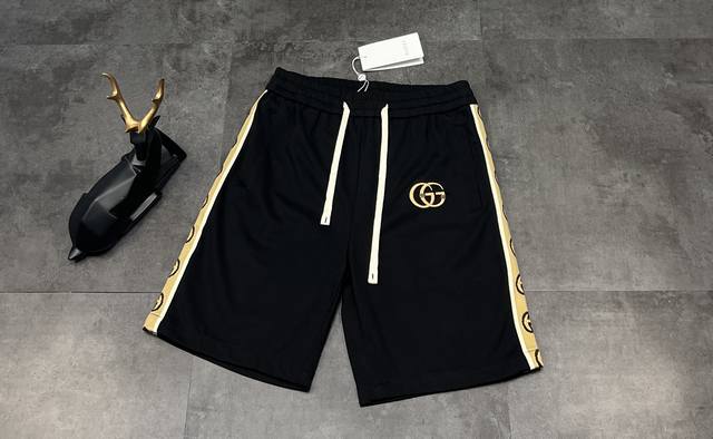 新款短裤上新：Gucci 古驰2025两侧双Gg撞色拼接短裤针织五分裤！ 经典的黑色短裤搭配上标志性的双G元素织带，复古又时尚，把古驰的奢华感体现得淋漓尽致。裤