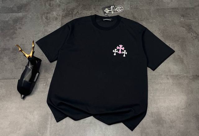 短袖新款上新：Chrome Hearts 克罗心2025梵文十字花数码压花短！面料采用26支双纱棉260克，经过高温预缩处理高克重的短袖，触感细腻柔软，质地透气