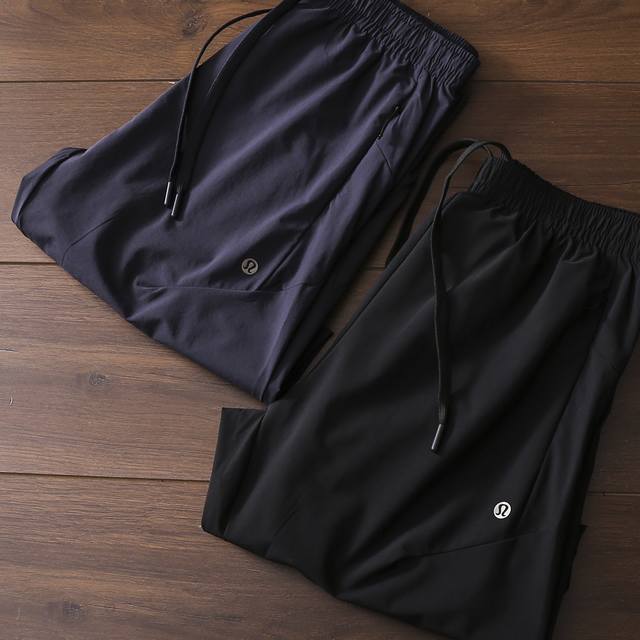 严选好货！Lululemon新款男士休闲运动长裤！经典时尚款，客供轻量化弹力梭织面料，轻薄透气，舒适耐穿！3D立体裁剪版型，两侧隐形拉链口袋，精美立体小标Log