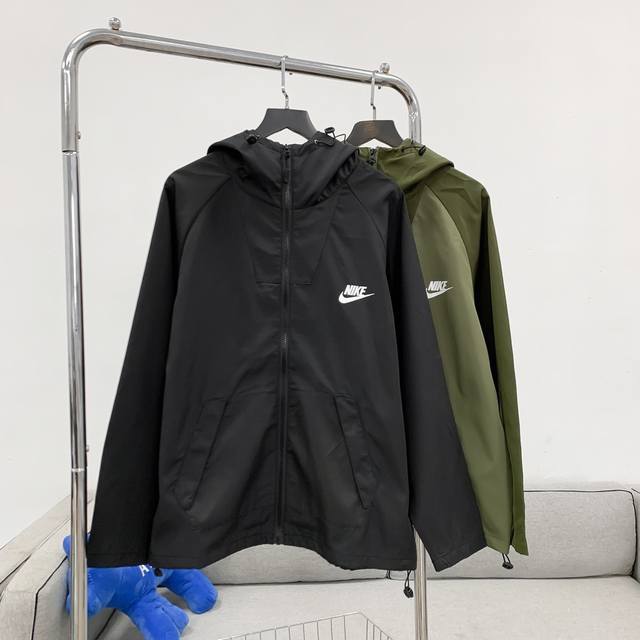 Nike耐克连帽小Logo机能户外软壳冲锋衣外套夹克 Nk最的经典冲锋衣之一，版型宽松，随便搭配一条运动裤出门，防风保暖又有型 拿捏住了吗 真的太啦 衣橱必备单