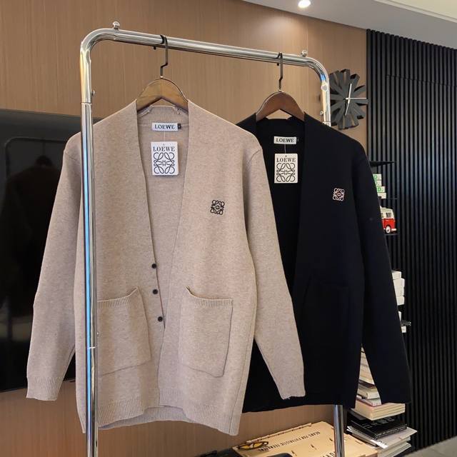 Loewe罗威专柜同款刺绣Logov领针织开衫外套夹克火力上新 做你的潮流穿搭衣柜高级感极佳优质Logo开衫设计高街潮人搭配的不二之选 校园潮人必须安排 吊牌三
