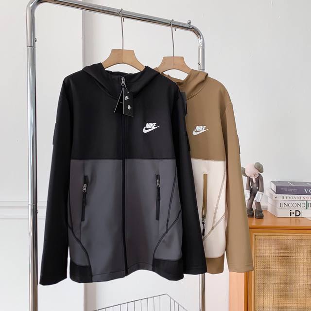 Nike耐克专柜同款发售拼接撞色连帽夹克最优品质 爆炸上新 出街回头率超高的的夹克外套！连帽设计搭配上左胸的小Logo设计，既经典又不失新潮！定制拉链头十分彰显
