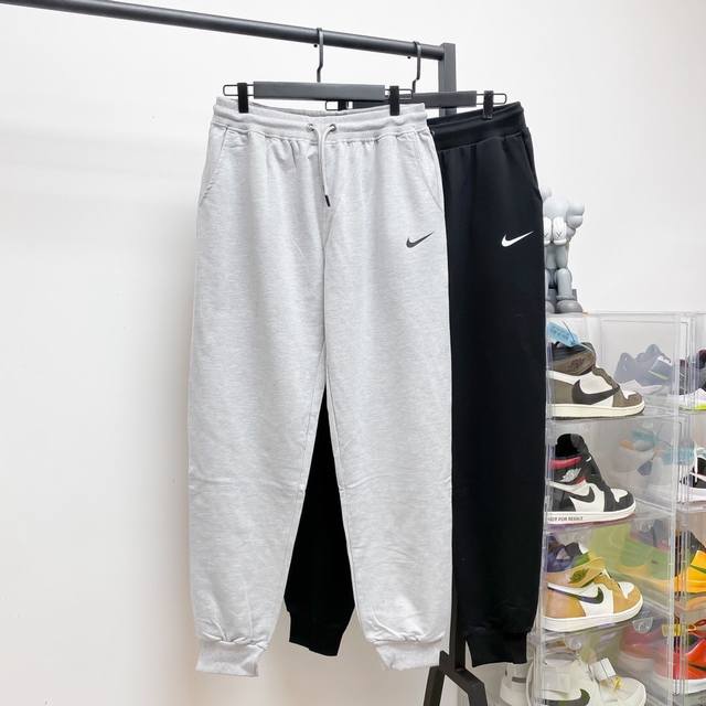 Nike 耐克经典小勾专柜同款基础纯棉毛圈卫裤爆款上新 简约直筒版型，完美拉长身型，一秒穿出大长腿，上身效果巨好！ 定制纯棉螺纹裤口裤腰，采用300G优质纯棉料