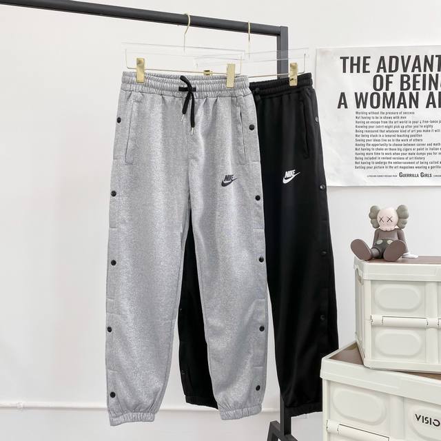 Nike耐克排扣小字母Logo印花运动束脚裤同步上新 最优品质！ #用心 定制面料 轻薄柔软上身质感的同时，完美修饰腿型！显高显瘦显优越！必备潮流单品！ 沿袭侧