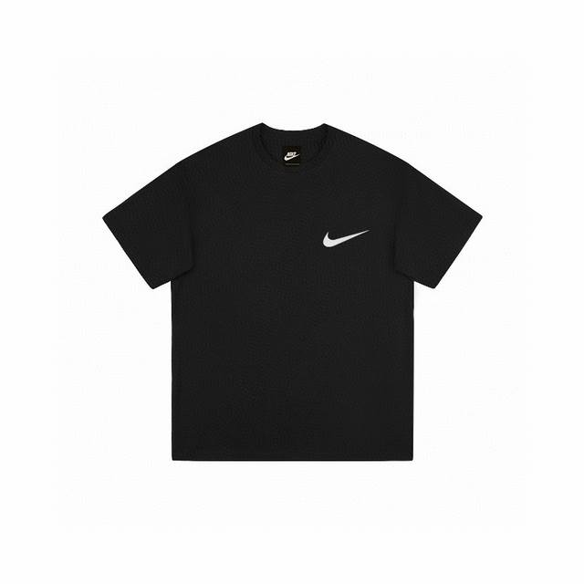 Nike耐克阿拉伯数字印花圆领短袖T恤 男女同款 采用260克双砂面料 三针五线做工，领口包包边条 今年火爆的品牌 看到了就忍不住要自留一件 正确纹路立体印花