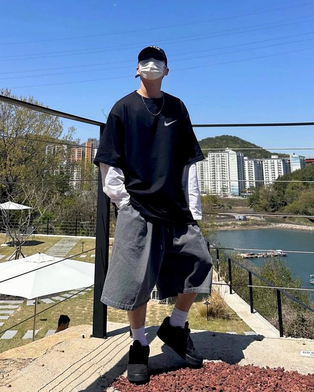 Nike耐克环游世界小标涂鸦印花圆领短袖T恤 男女同款 采用260克双砂面料 三针五线做工，领口包包边条 今年火爆的品牌 看到了就忍不住要自留一件 正确纹路立体